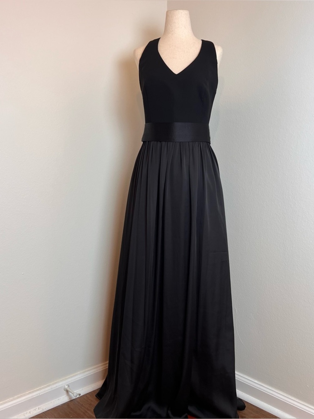 White by Vera Wang Dress Halter VNeck W/ bow details on back // Size 10